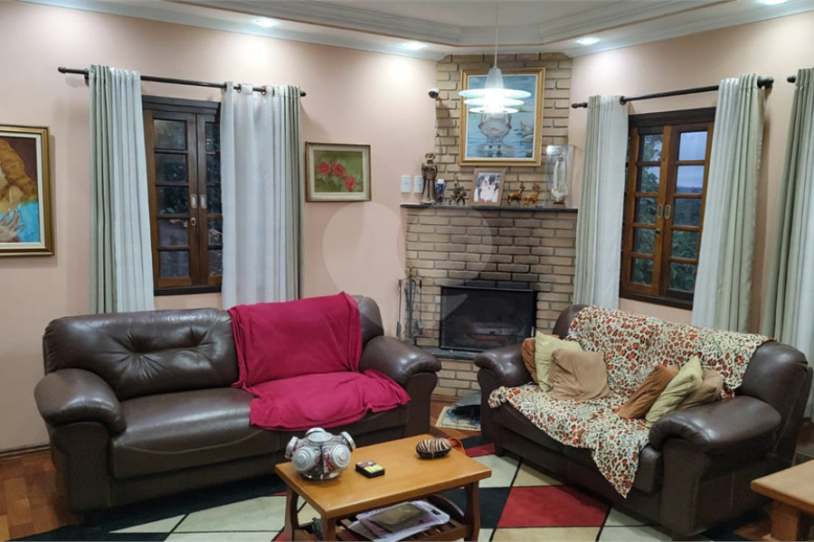 Casa à venda com 4 quartos, sendo 1 suíte, no condomínio Parque Suiça, Caieiras - SP