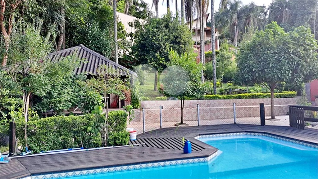 Casa à venda com 6 quartos, sendo 2 suítes, no condomínio Associação Reserva das Hortênsias, Mairiporã - SP