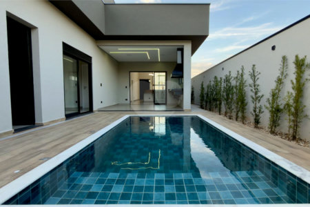 Casa térrea 3 dormitórios (3 suítes), espaço gourmet, piscina, 2 vagas garagem, condomínio fechado com ampla área lazer