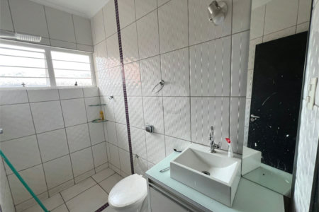 Sobrado à venda com 3 quartos, sendo 1 suíte, em Lopes de Oliveira, Sorocaba, SP