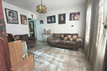 Linda Casa com Comercio ao lado independente.