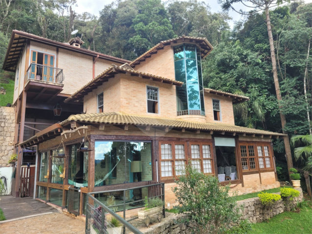 Sobrado à venda com 3 suítes em Serra da Cantareira, Mairiporã, SP