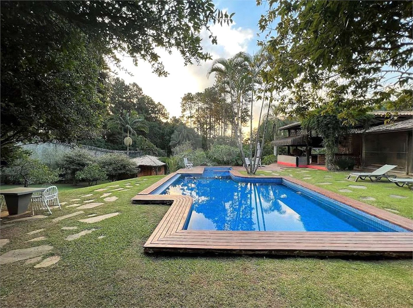 Casa à venda com 4 suítes no condomínio Jardim Mediterrâneo, Cotia - SP