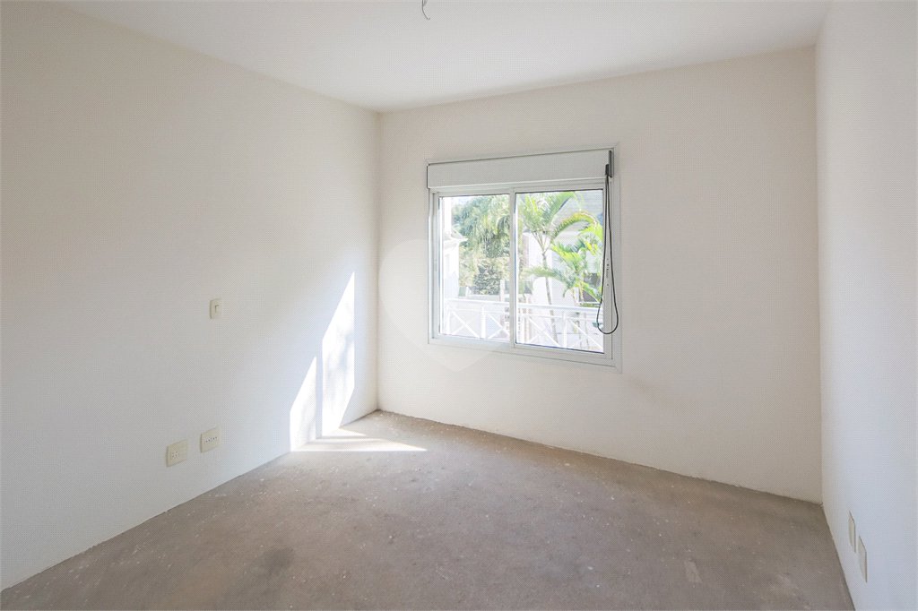 Casa à venda com 4 quartos, sendo 2 suítes, no condomínio Bristol Village, São Paulo - SP