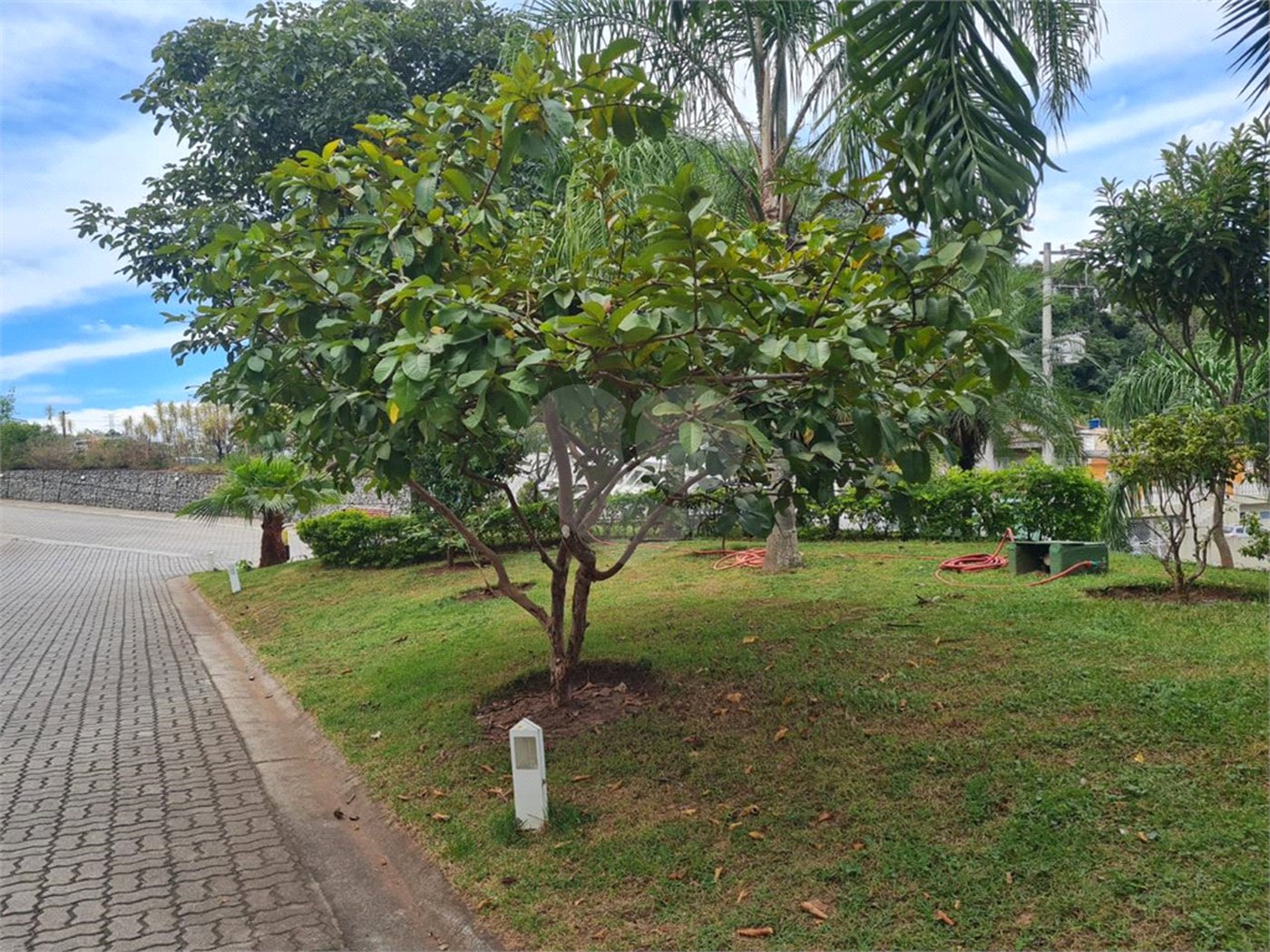 Casa à venda com 3 quartos, sendo 1 suíte, no condomínio Jardim Itatinga II, São Paulo - SP