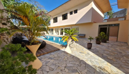 Casa à venda com 4 suítes no condomínio Villa Viana II, Cotia - SP