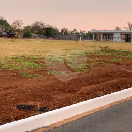 Terreno contendo 252,53 m² de área total .