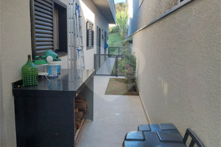 Casa à venda com 4 quartos, sendo 2 suítes,  no condomínio Figueira Garden, Atibaia - SP