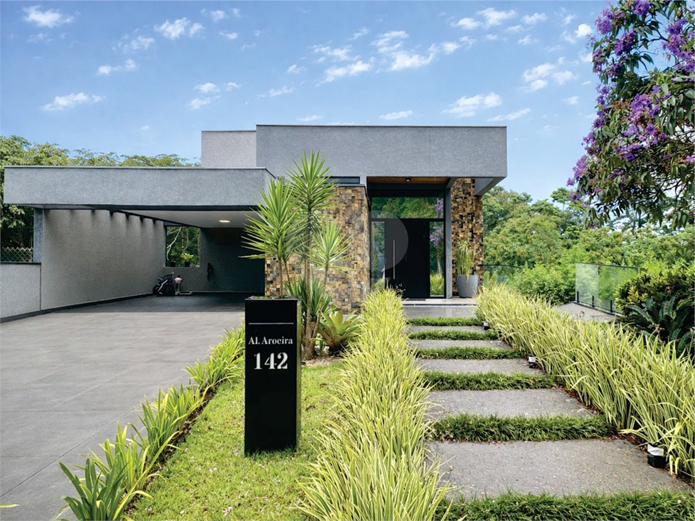 Casa à venda com 3 suítes no condomínio Reserva Santa Maria, Jandira - SP
