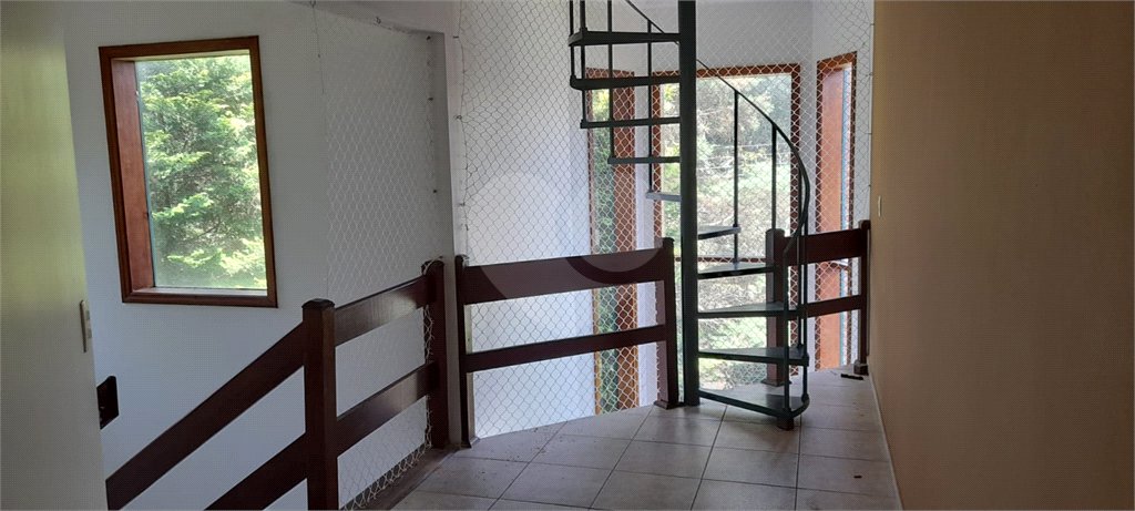 Sobrado à venda com 3 suítes em Serra da Cantareira, Mairiporã, SP
