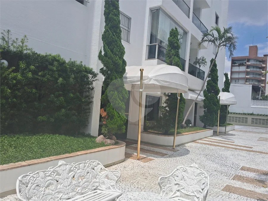 Prédio com portaria 24 horas, e lazer. Apartamento com 3 dormitórios, uma suíte, 2 vagas de garagem