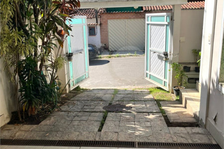 Casa à venda com 3 quartos, sendo 2 suítes, no condomínio Laura Serra, Rio de Janeiro - RJ
