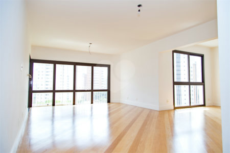 Apartamento à venda com 3 suítes em Moema, São Paulo, SP