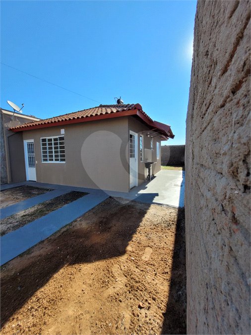 Seu Novo Lar Te Espera: Casa Aconchegante, Pronta para Morar e com 2 dormitórios e Amplo Quintal!