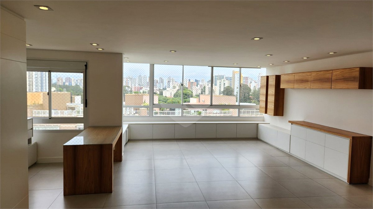 Apartamento à venda com 3 quartos, sendo 2 suítes,  em Paraíso do Morumbi, São Paulo, SP