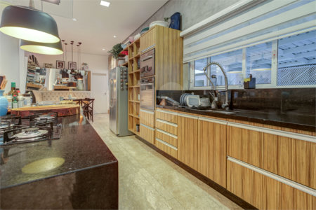 Casa à venda com 4 suítes no condomínio Ville de France, São Paulo - SP