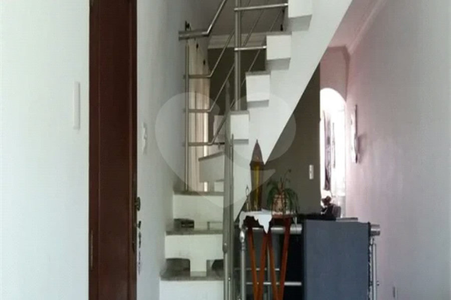 Sobrado à venda com 4 quartos, sendo 3 suítes, em Vila Irmãos Arnoni, São Paulo, SP
