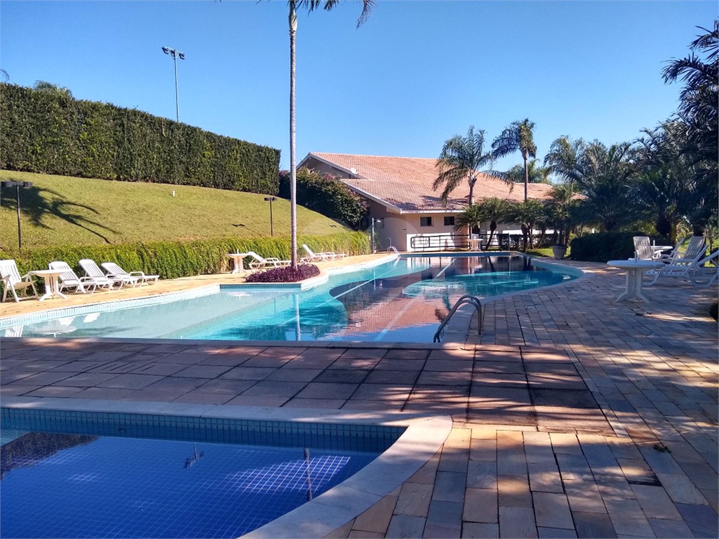 Casa à venda ou para alugar com 3 suítes no condomínio Jardim Vila Paradiso, Indaiatuba - SP