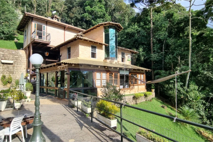 Sobrado à venda com 3 suítes em Serra da Cantareira, Mairiporã, SP