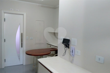 Cobertura à venda com 4 quartos, sendo 3 suítes,  em Vila Andrade, São Paulo, SP