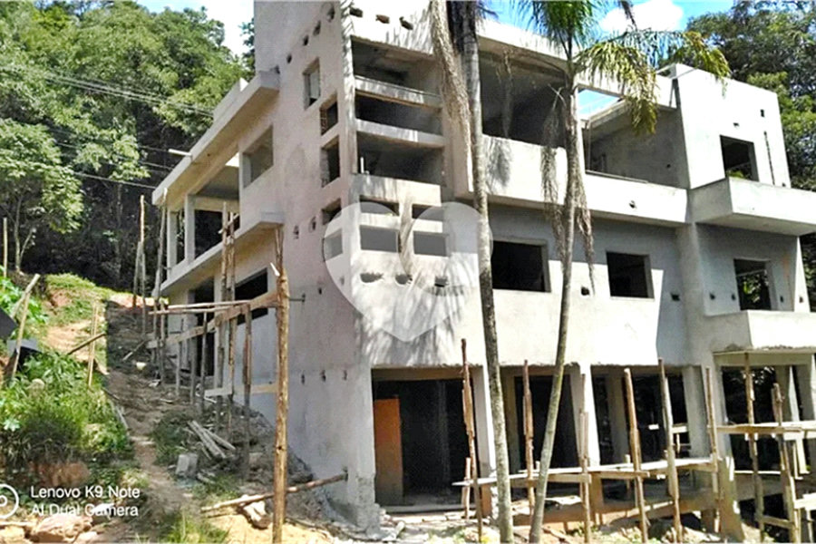 Casa à venda com 4 quartos, sendo 3 suítes, no condomínio Cantareira, Mairiporã - SP