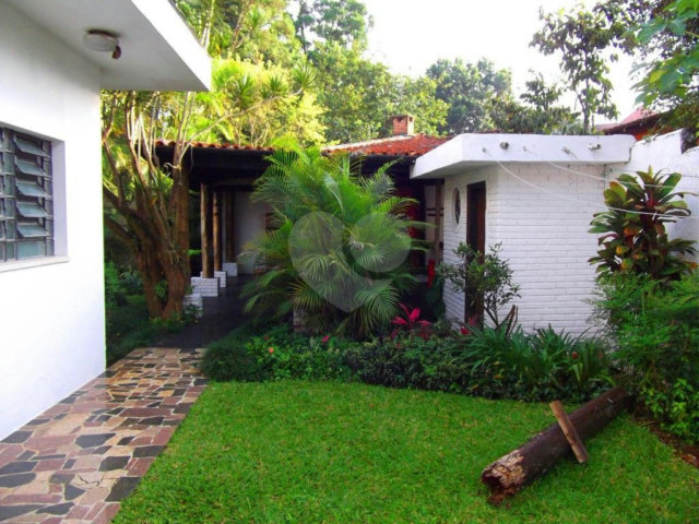 Casa Térrea à venda com 4 quartos, sendo 2 suítes,  em Interlagos, São Paulo, SP