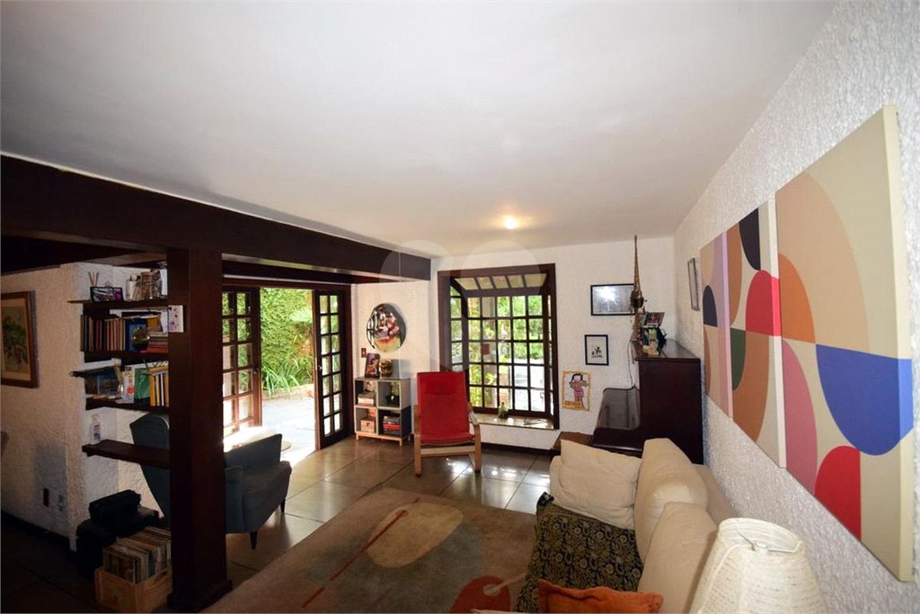 Casa à venda com 5 quartos, sendo 1 suíte, no condomínio Vivendas, Rio de Janeiro - RJ
