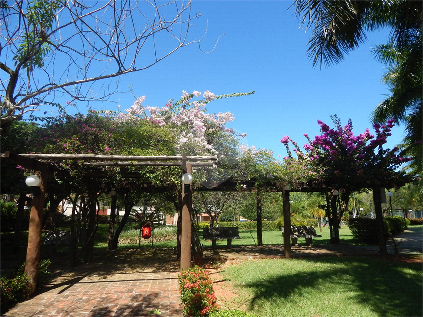 Casa à venda com 4 quartos, sendo 1 suíte, no condomínio Vale do Itamaracá, Valinhos - SP