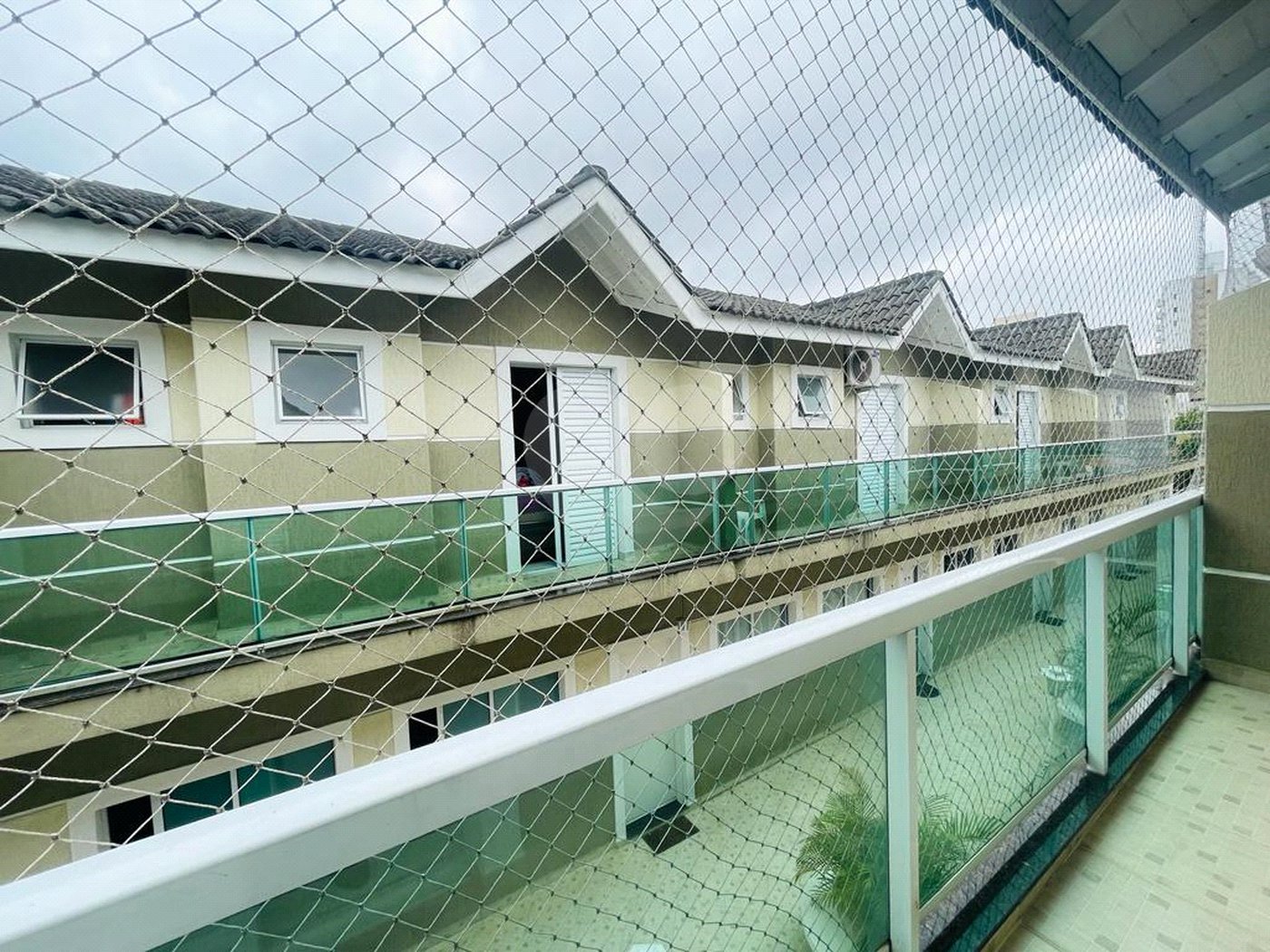 Casa à venda com 3 quartos, sendo 1 suíte,  no condomínio Rafaela I, São Paulo - SP