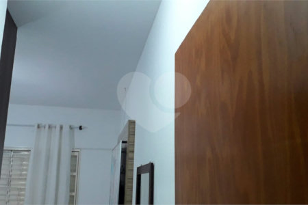 Casa térrea com 3 dormitórios, sendo 1 suíte.