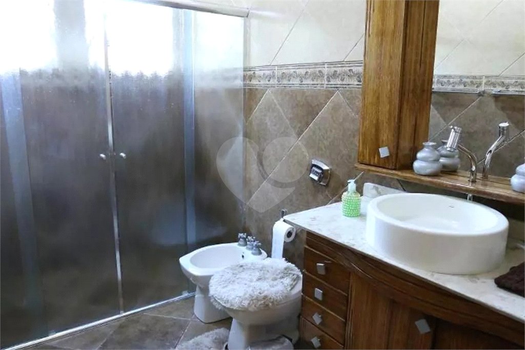Sobrado à venda com 6 quartos, sendo 5 suítes, em Vila Paranaguá, São Paulo, SP