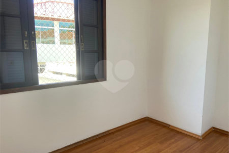 Sobrado à venda com 3 quartos, sendo 1 suíte,  em Parque Maria Domitila, São Paulo, SP