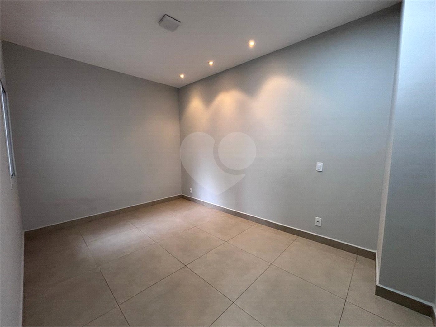 Casa à venda com 2 quartos, sendo 1 suíte, no condomínio Terras de São Francisco, Sorocaba - SP