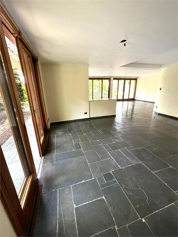 Sobrado à venda com 5 quartos, sendo 3 suítes, em Jardim Leonor, São Paulo, SP