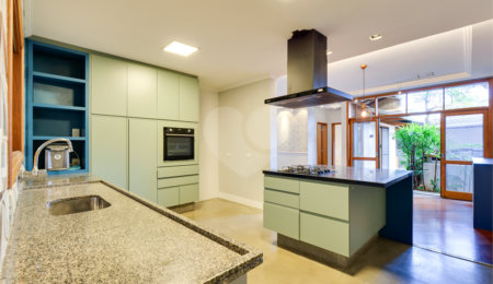Casa à venda com 4 quartos, sendo 2 suítes, no condomínio Residencial Granja Julieta, São Paulo - SP