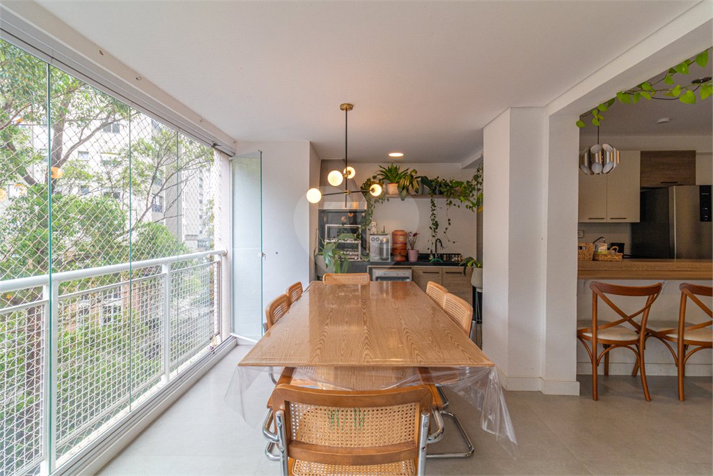 Apartamento à venda com 3 quartos, sendo 1 suíte,  em Morumbi, São Paulo, SP