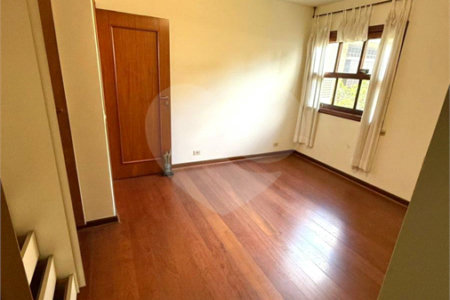 Sobrado à venda com 5 quartos, sendo 3 suítes,  em Jardim Leonor, São Paulo, SP