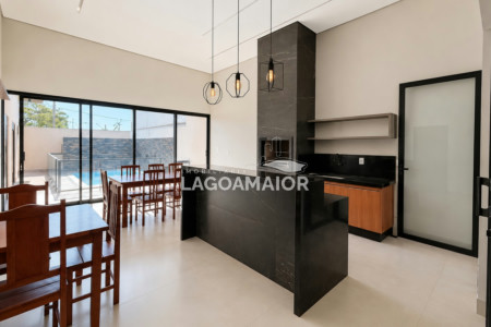 Casa à venda com 3 quartos, sendo 2 suítes, em Village do Lago, Três Lagoas, MS