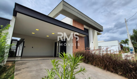 O Residencial UNA oferece infraestrutura completa, com segurança, conforto e excelente qualidade de vida. Conta com abastecimento de água por poço artesiano homologado, rede elétrica planejada e serviços subterrâneos, preservando a estética do condomínio. São 88 mil m² de área verde, pista de caminhada, playgrounds, praça para jovens, bicicletário, pet place, quadras esportivas, quadras de tênis e areia, além de piscinas adulto e infantil. O condomínio também dispõe de academia climatizada e ao ar livre, espaços gourmet, praça de convivência e áreas de preservação ambiental, proporcionando lazer e contato com a natureza para toda a família.