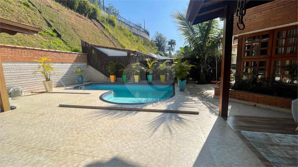 Casa à venda com 4 quartos, sendo 2 suítes, no condomínio Residencial Ypê Branco II, São Paulo - SP