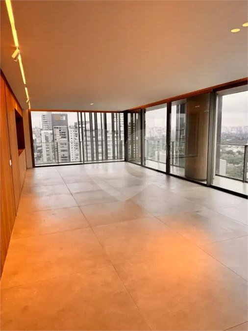 Apartamento para alugar com 4 quartos, sendo 3 suítes, em Pinheiros, São Paulo, SP