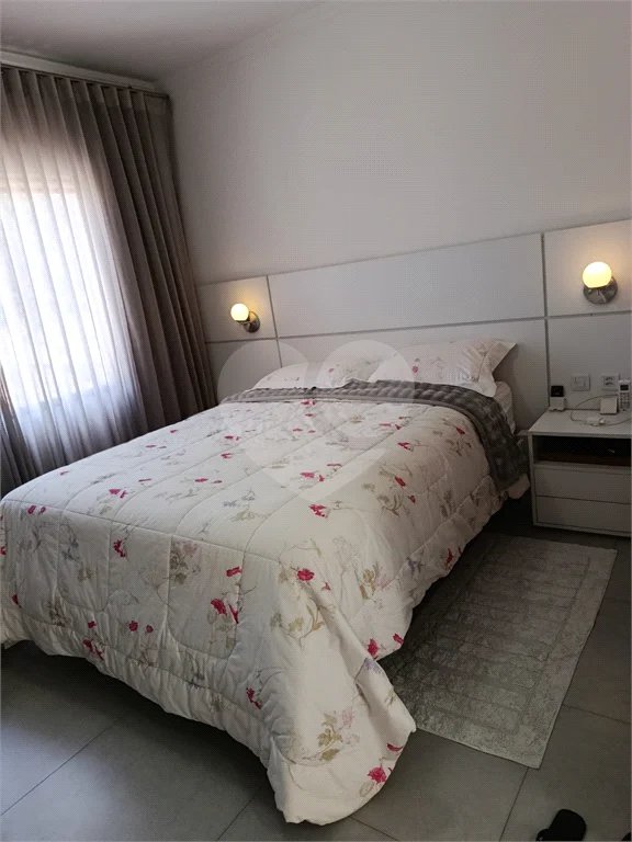 Sobrado novo, com 250m², 3 quartos, sendo 1 suíte, 2 garagens, à venda na Vila Prudente