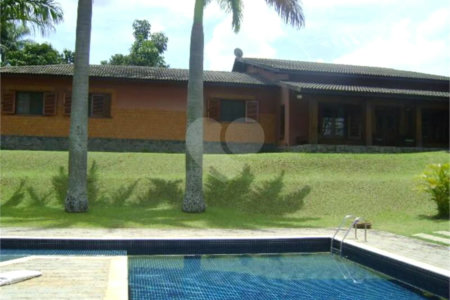 Casa à venda com 5 quartos, sendo 3 suítes, no condomínio Estância Marambaia, Vinhedo - SP