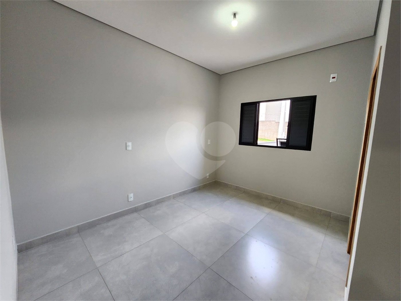 Casa à venda com 3 quartos, sendo 1 suíte, no condomínio Santinon, Sorocaba - SP