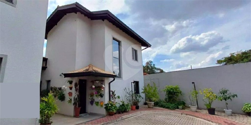 Casa à venda com 3 quartos, sendo 2 suítes, no condomínio Residencial Marchant Buarque, Atibaia - SP