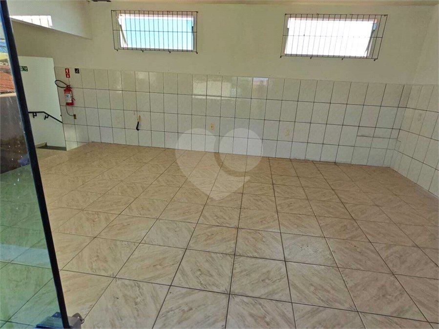 ?Oportunidade Única em São Carlos: Salão Comercial + Casa Independente nos Fundos – Ideal para Investidores!