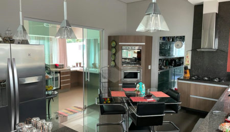 Casa à venda com 4 quartos, sendo 3 suítes,  no condomínio Vila Hípica I, Vinhedo - SP