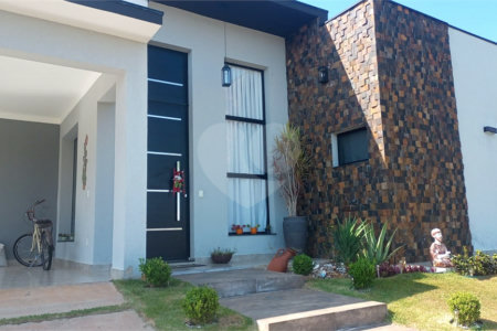 Casa à venda com 3 quartos, sendo 1 suíte,  no condomínio Village da Serra, Araçoiaba da Serra - SP