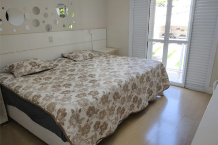 Casa à venda com 4 quartos, sendo 2 suítes, no condomínio Residencial Jardim das Palmeiras, Vinhedo - SP