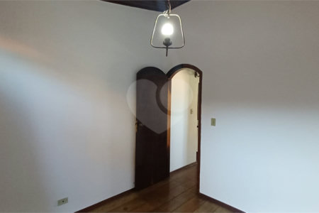 Sobrado à venda com 5 quartos, sendo 2 suítes,  em Parque Continental, São Paulo, SP